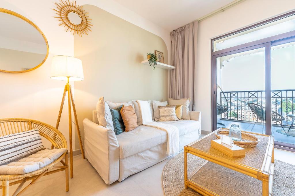 Monty Holiday Home - Beach Life Boho 1BR with Burj Al Arab View