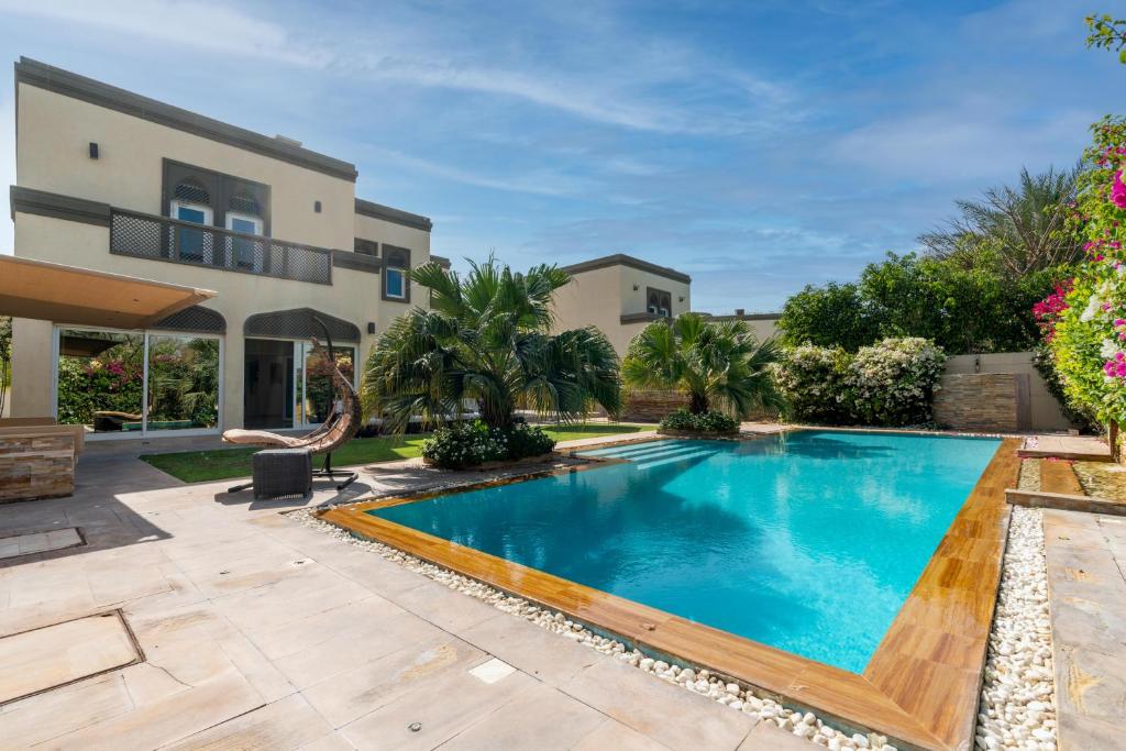 6 plus 1 Bdr Villa Jumeirah Park with Amz Climatized huge private pool - 5 min from Jbr beach